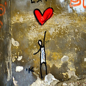 Streetart d'un bonhomme en fil de fer qui essaie d'attraper un coeur - Italie  - collection de photos clin d'oeil, catégorie streetart